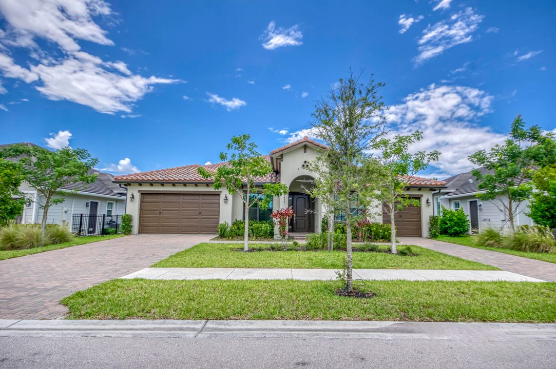 合同活跃: $833,990 (4 贝兹, 3 浴室, 3001 平方英尺)