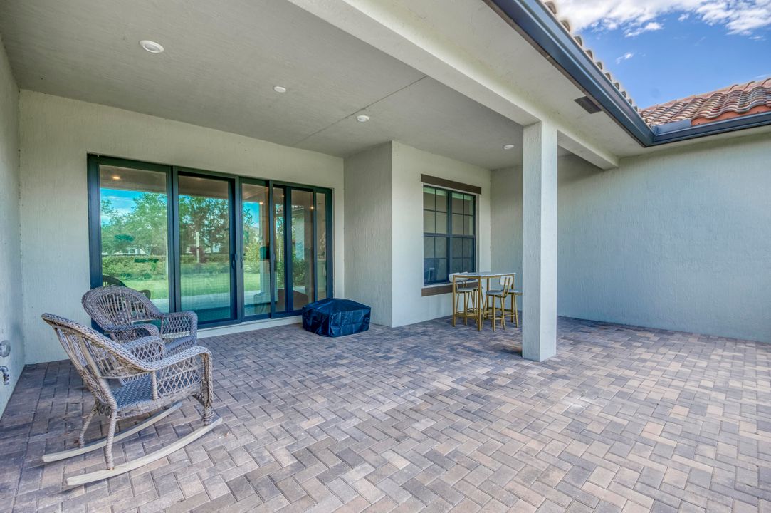 合同活跃: $833,990 (4 贝兹, 3 浴室, 3001 平方英尺)