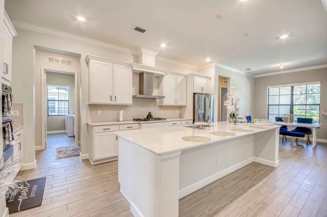 合同活跃: $833,990 (4 贝兹, 3 浴室, 3001 平方英尺)