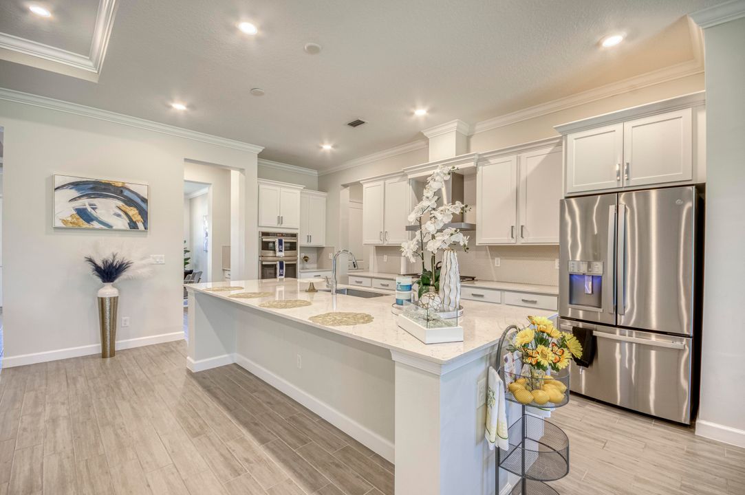 合同活跃: $833,990 (4 贝兹, 3 浴室, 3001 平方英尺)