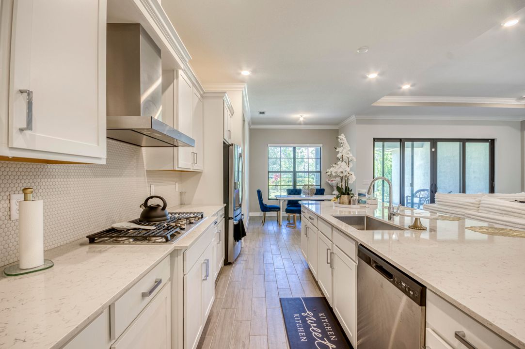 合同活跃: $833,990 (4 贝兹, 3 浴室, 3001 平方英尺)