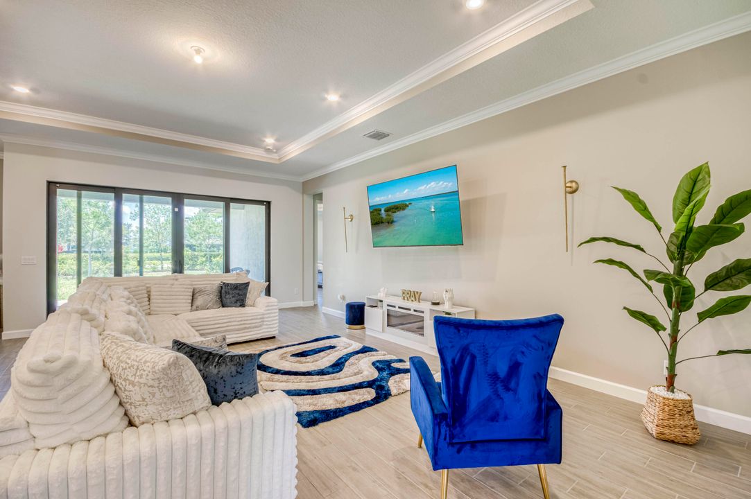 合同活跃: $833,990 (4 贝兹, 3 浴室, 3001 平方英尺)