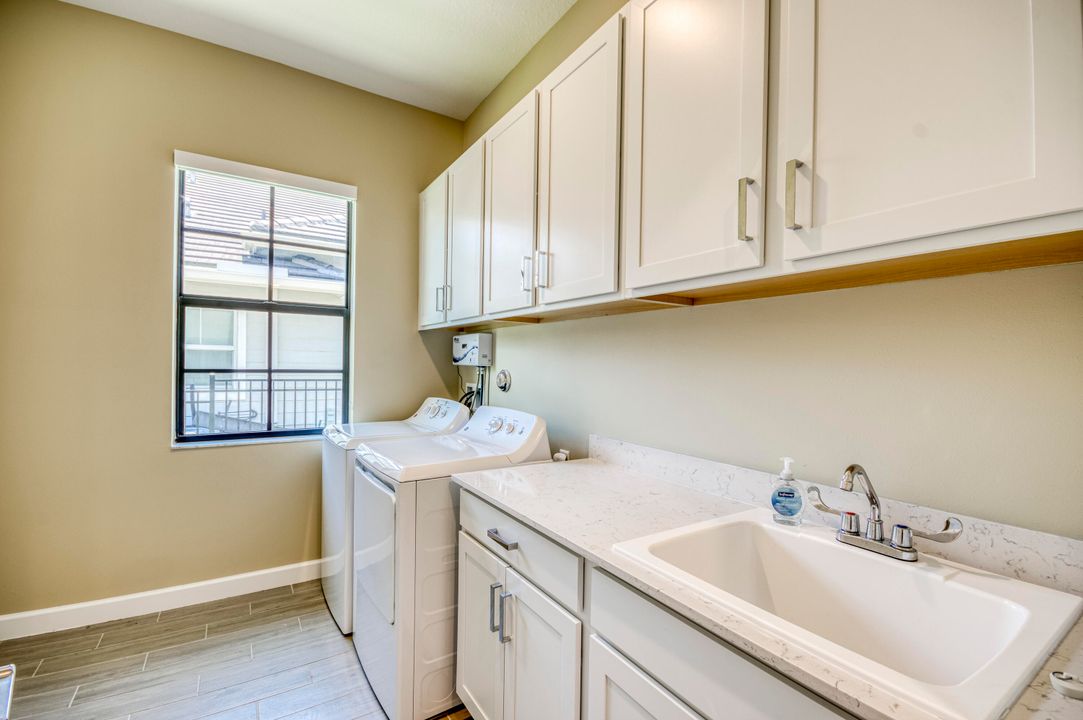 合同活跃: $833,990 (4 贝兹, 3 浴室, 3001 平方英尺)