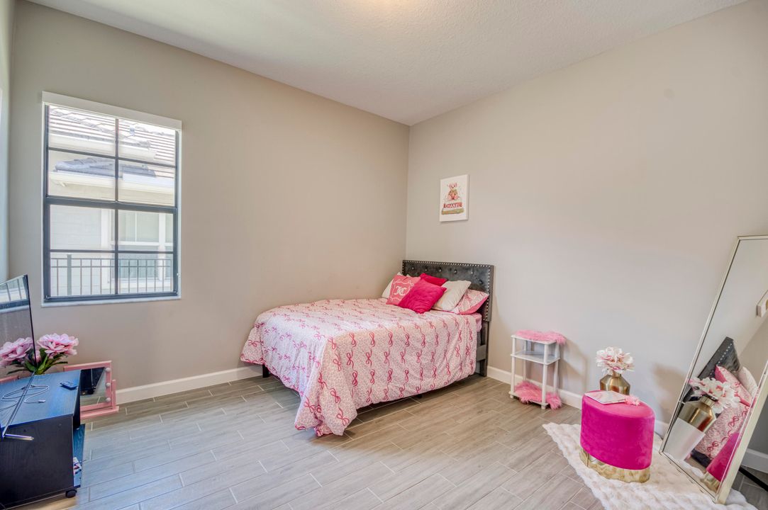 合同活跃: $833,990 (4 贝兹, 3 浴室, 3001 平方英尺)