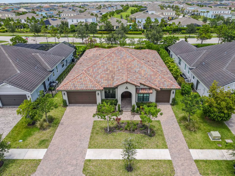 合同活跃: $833,990 (4 贝兹, 3 浴室, 3001 平方英尺)