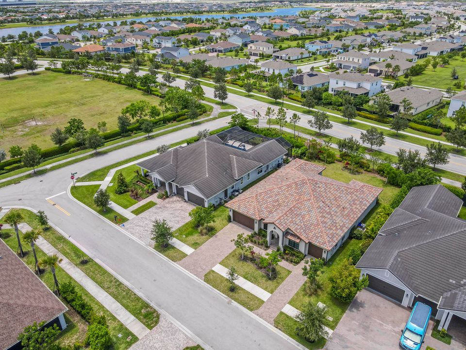 合同活跃: $833,990 (4 贝兹, 3 浴室, 3001 平方英尺)