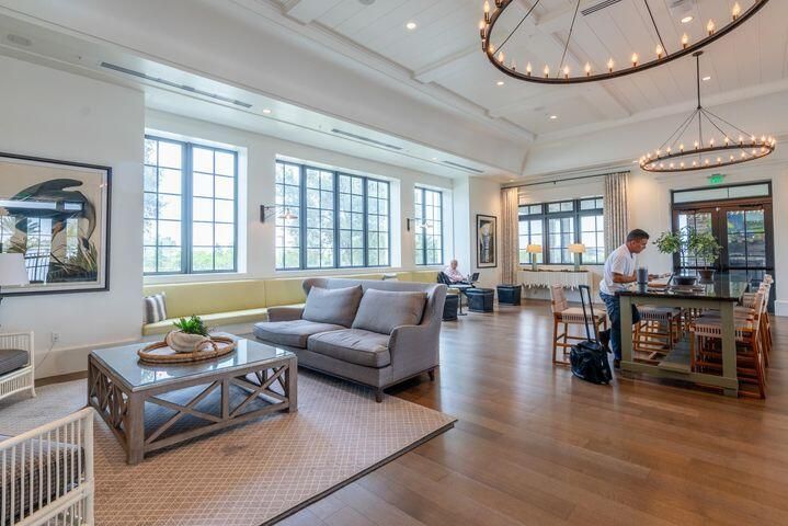 合同活跃: $833,990 (4 贝兹, 3 浴室, 3001 平方英尺)