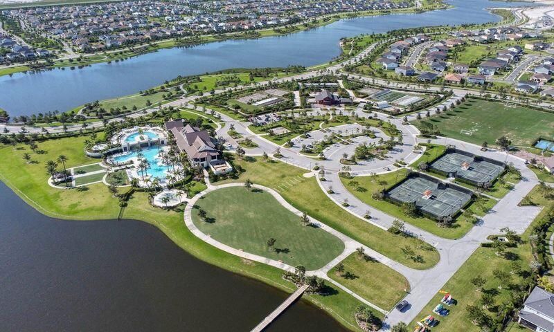 合同活跃: $833,990 (4 贝兹, 3 浴室, 3001 平方英尺)