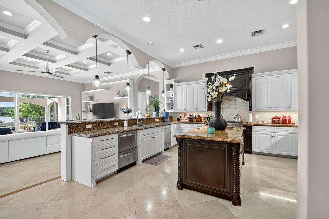 待售: $3,695,000 (6 贝兹, 7 浴室, 7805 平方英尺)