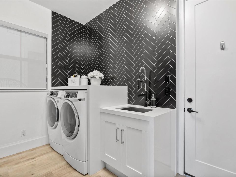 Active With Contract: $2,125,000 (5 beds, 4 baths, 3720 Square Feet)