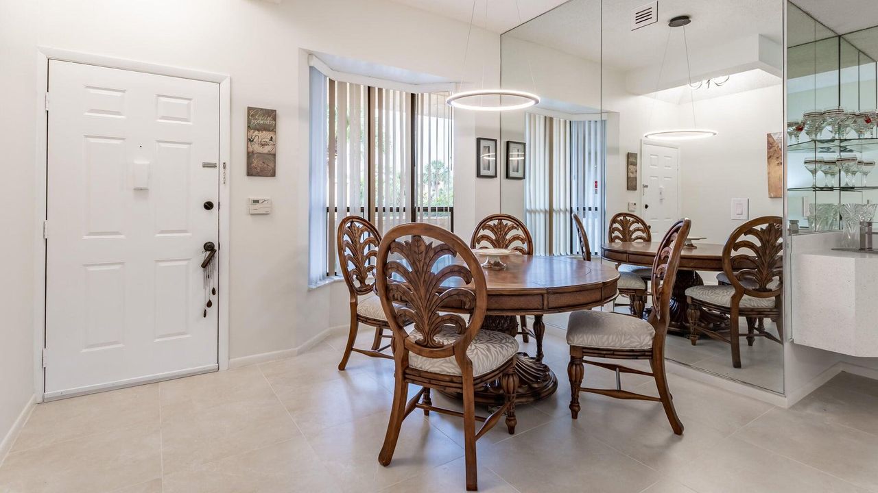 合同活跃: $4,500 (2 贝兹, 2 浴室, 1323 平方英尺)