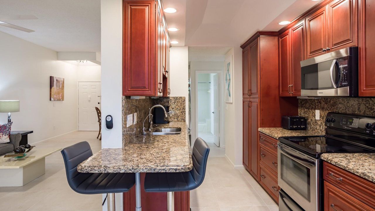 合同活跃: $4,500 (2 贝兹, 2 浴室, 1323 平方英尺)