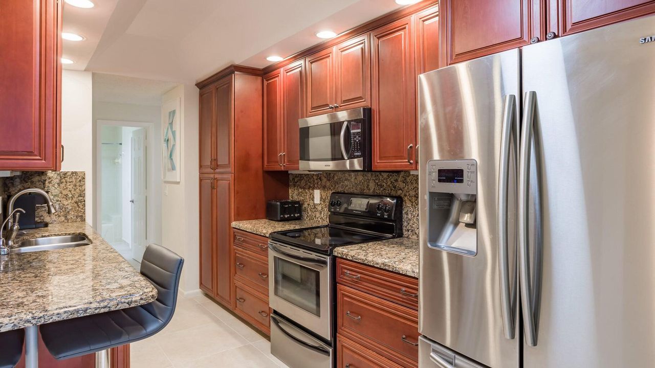 合同活跃: $4,500 (2 贝兹, 2 浴室, 1323 平方英尺)