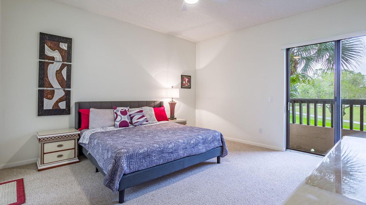 合同活跃: $4,500 (2 贝兹, 2 浴室, 1323 平方英尺)