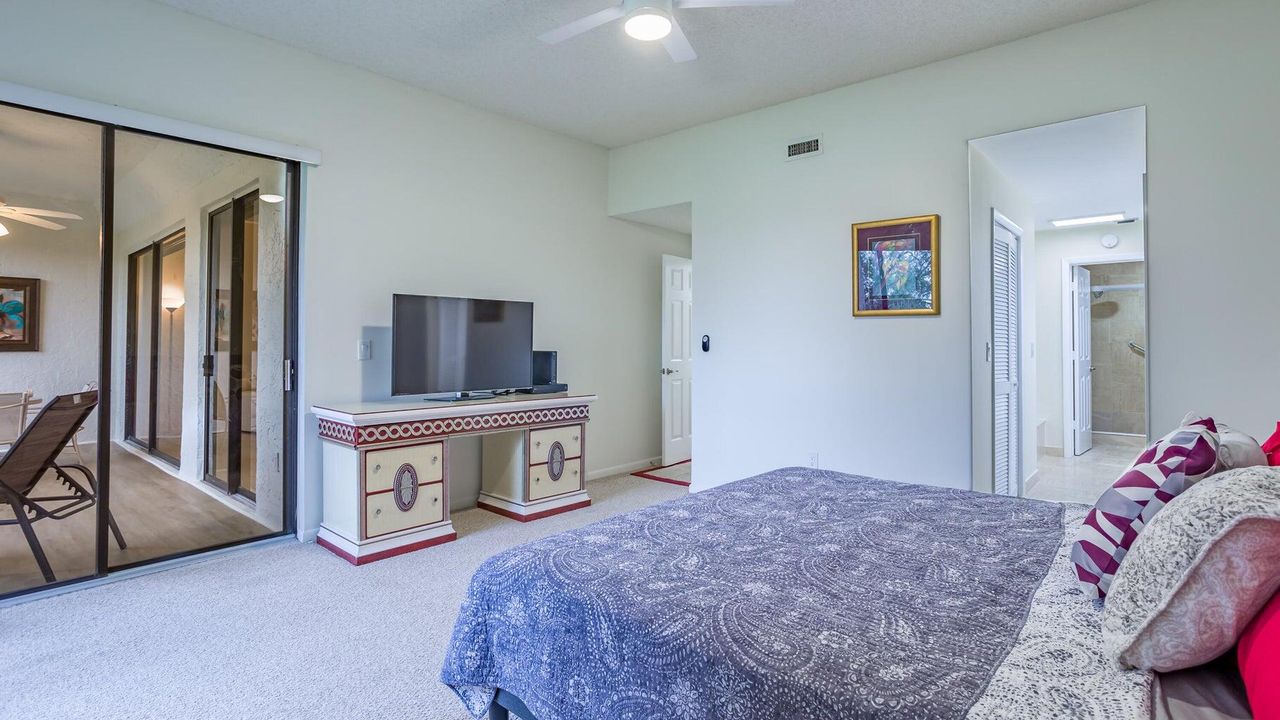 合同活跃: $4,500 (2 贝兹, 2 浴室, 1323 平方英尺)