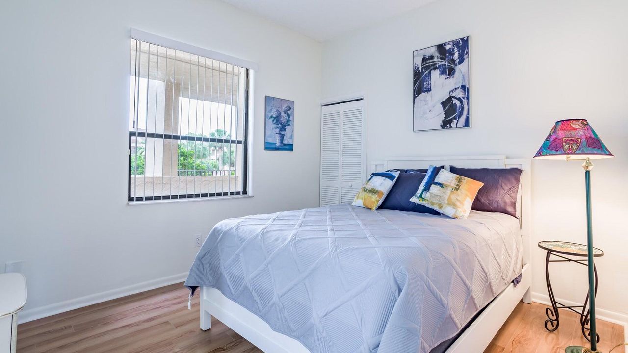 合同活跃: $4,500 (2 贝兹, 2 浴室, 1323 平方英尺)