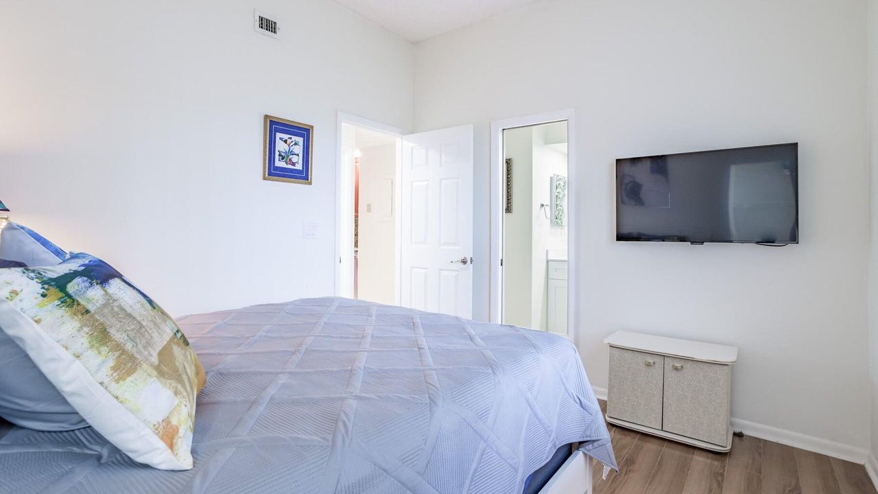 合同活跃: $4,500 (2 贝兹, 2 浴室, 1323 平方英尺)