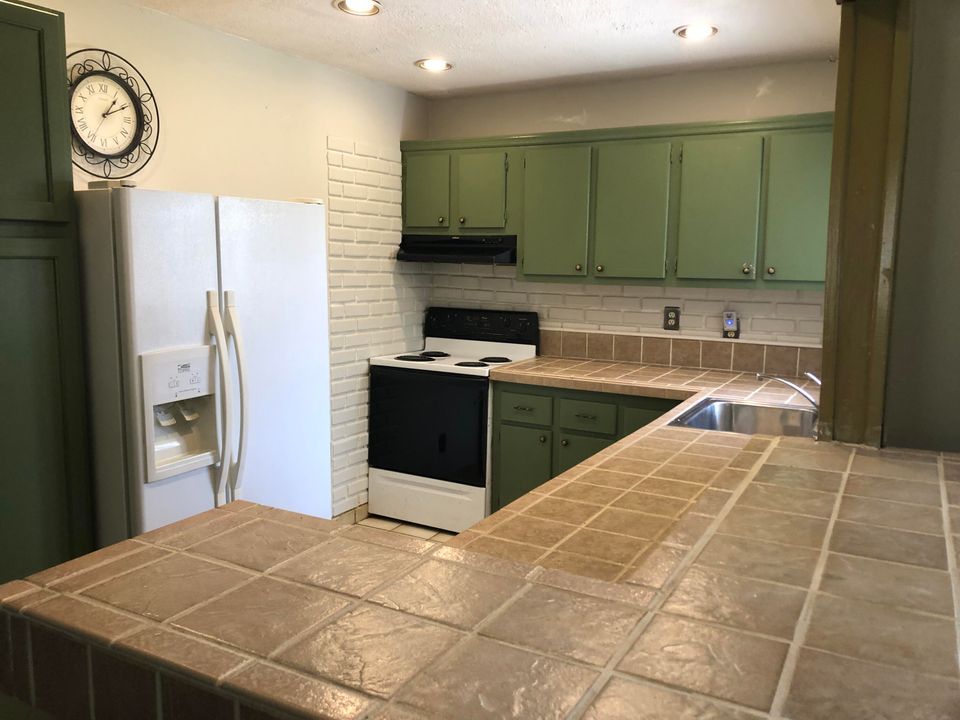 Active With Contract: $235,000 (2 beds, 1 baths, 1038 Square Feet)