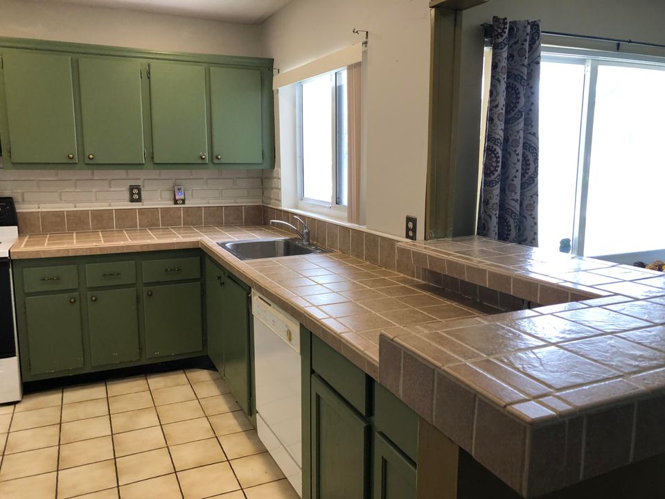 Active With Contract: $235,000 (2 beds, 1 baths, 1038 Square Feet)