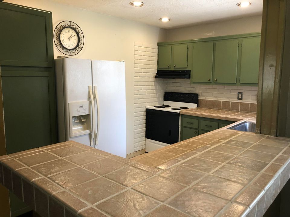 Active With Contract: $235,000 (2 beds, 1 baths, 1038 Square Feet)