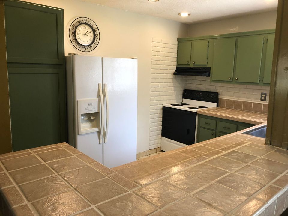 Active With Contract: $235,000 (2 beds, 1 baths, 1038 Square Feet)