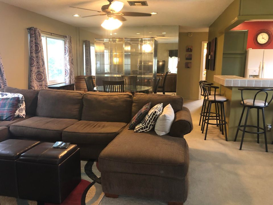 Active With Contract: $235,000 (2 beds, 1 baths, 1038 Square Feet)