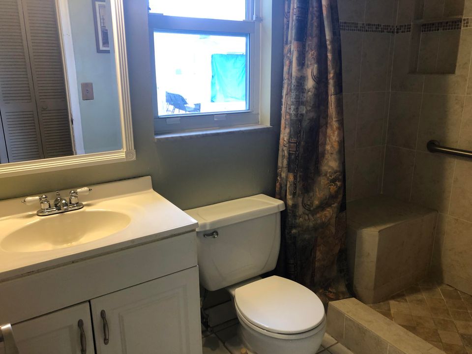 Active With Contract: $235,000 (2 beds, 1 baths, 1038 Square Feet)