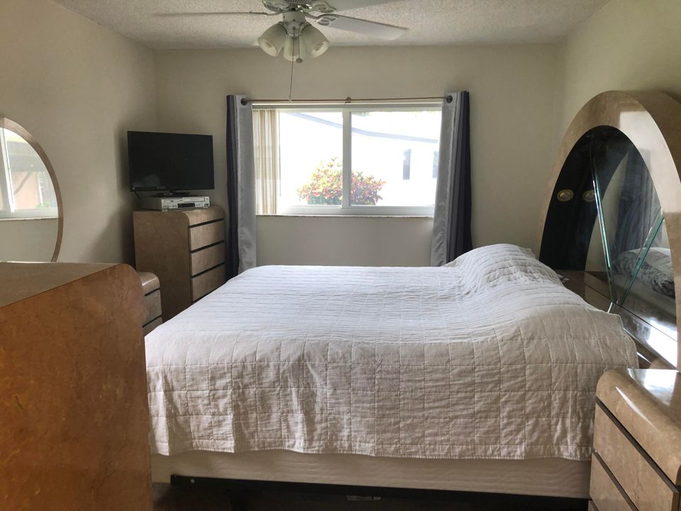 Active With Contract: $235,000 (2 beds, 1 baths, 1038 Square Feet)