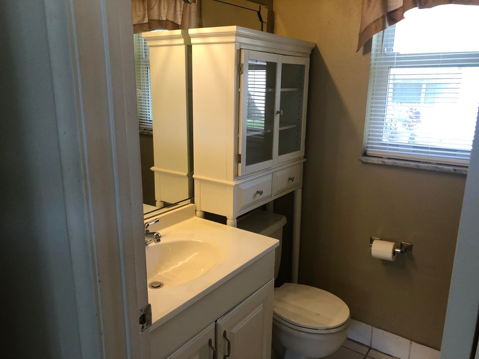 Active With Contract: $235,000 (2 beds, 1 baths, 1038 Square Feet)