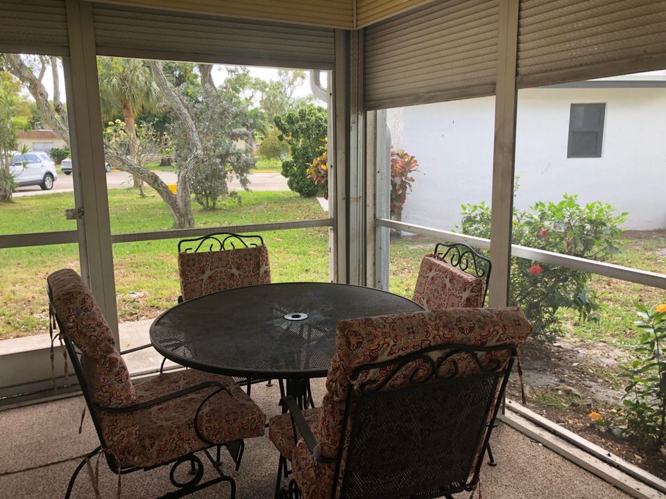 Active With Contract: $235,000 (2 beds, 1 baths, 1038 Square Feet)