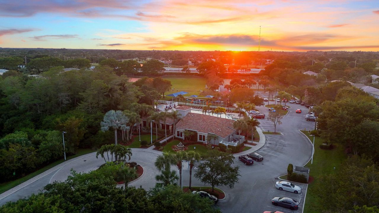 合同活跃: $645,000 (4 贝兹, 3 浴室, 2779 平方英尺)