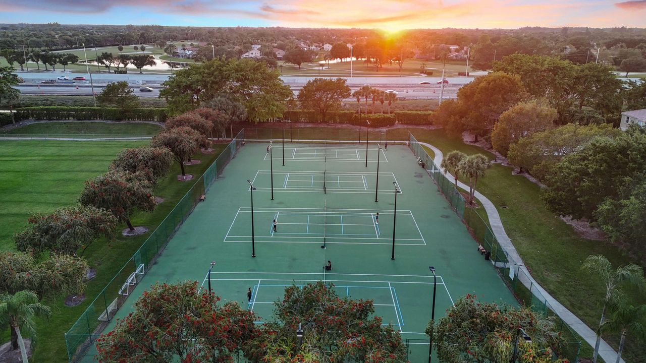 合同活跃: $645,000 (4 贝兹, 3 浴室, 2779 平方英尺)