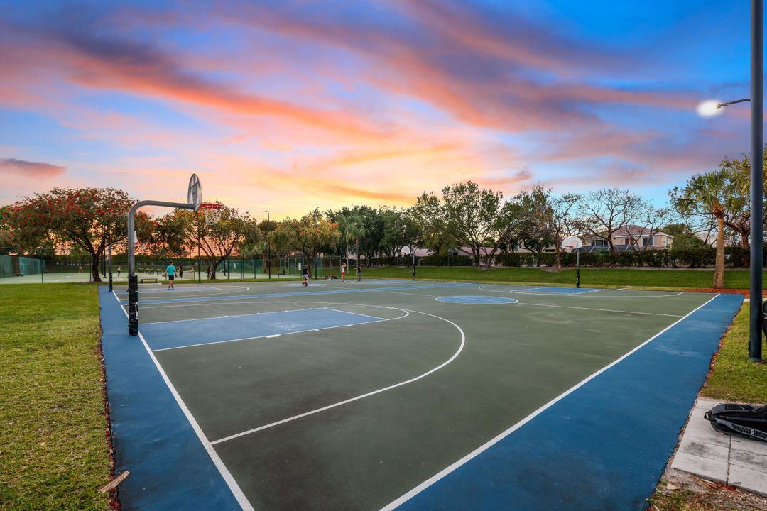 合同活跃: $645,000 (4 贝兹, 3 浴室, 2779 平方英尺)