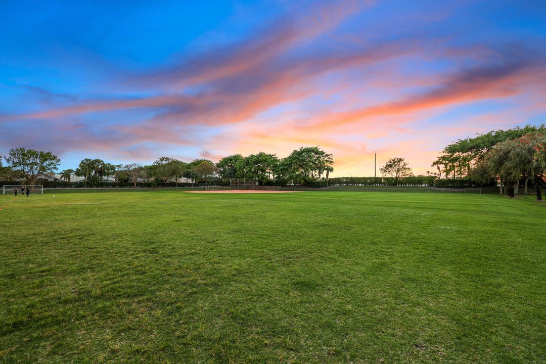 合同活跃: $645,000 (4 贝兹, 3 浴室, 2779 平方英尺)