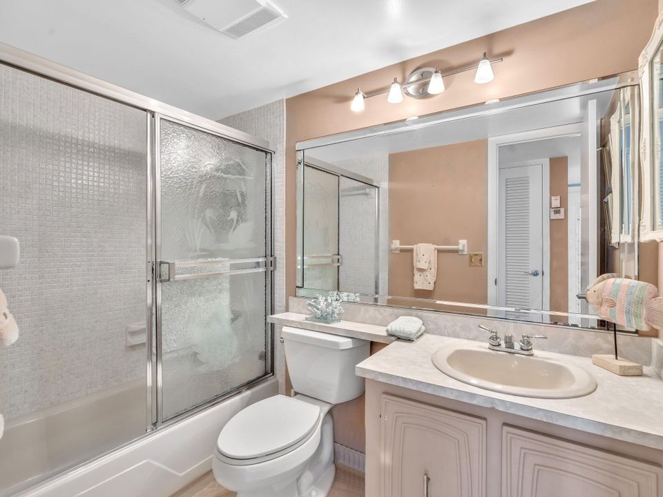 合同活跃: $2,400 (2 贝兹, 2 浴室, 1200 平方英尺)