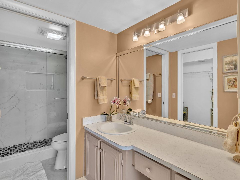 合同活跃: $2,400 (2 贝兹, 2 浴室, 1200 平方英尺)