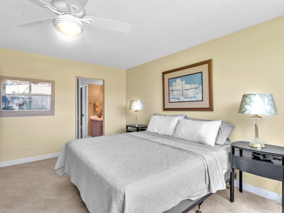 合同活跃: $2,400 (2 贝兹, 2 浴室, 1200 平方英尺)