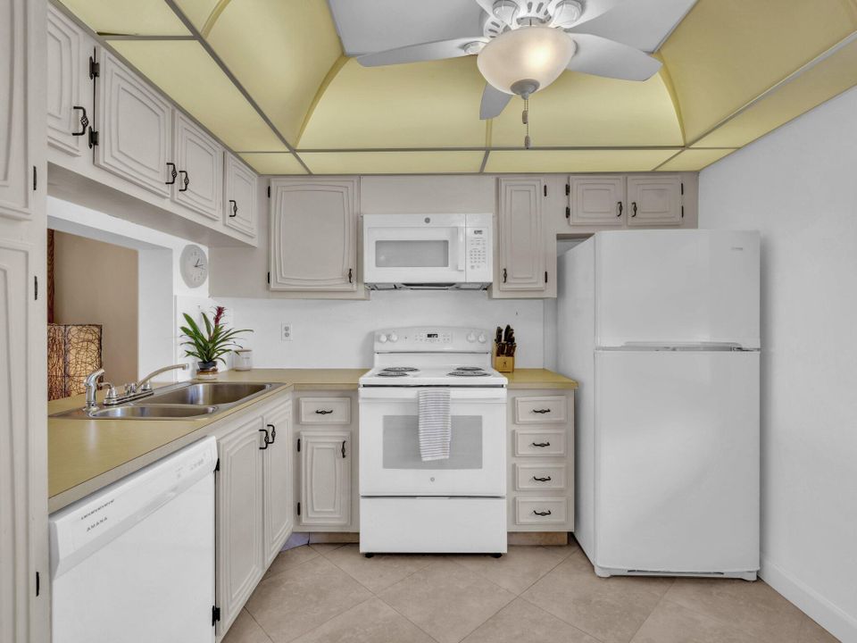 合同活跃: $2,400 (2 贝兹, 2 浴室, 1200 平方英尺)