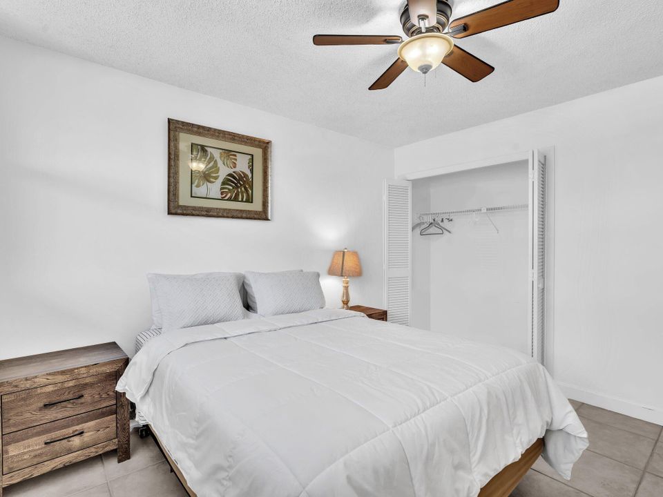 合同活跃: $2,400 (2 贝兹, 2 浴室, 1200 平方英尺)