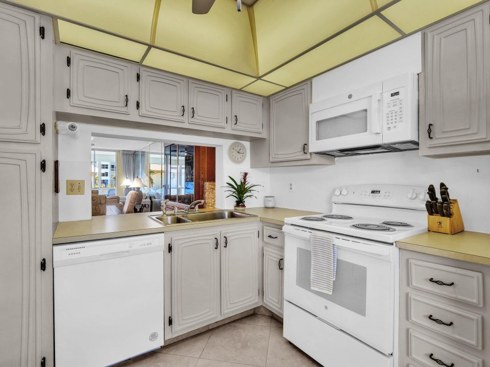 合同活跃: $2,400 (2 贝兹, 2 浴室, 1200 平方英尺)