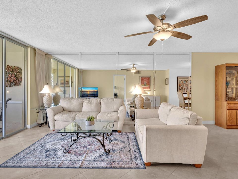 合同活跃: $2,400 (2 贝兹, 2 浴室, 1200 平方英尺)