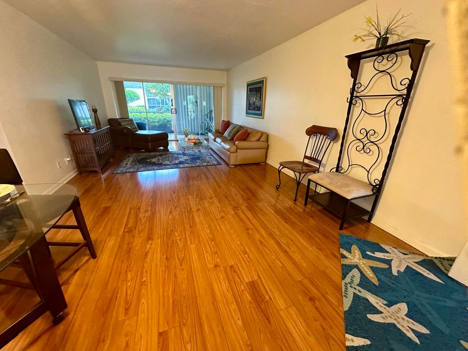 Activo con contrato: $248,000 (2 camas, 2 baños, 886 Pies cuadrados)