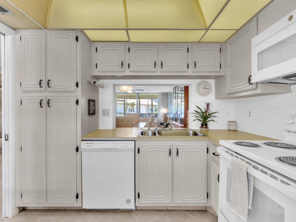 合同活跃: $2,400 (2 贝兹, 2 浴室, 1200 平方英尺)