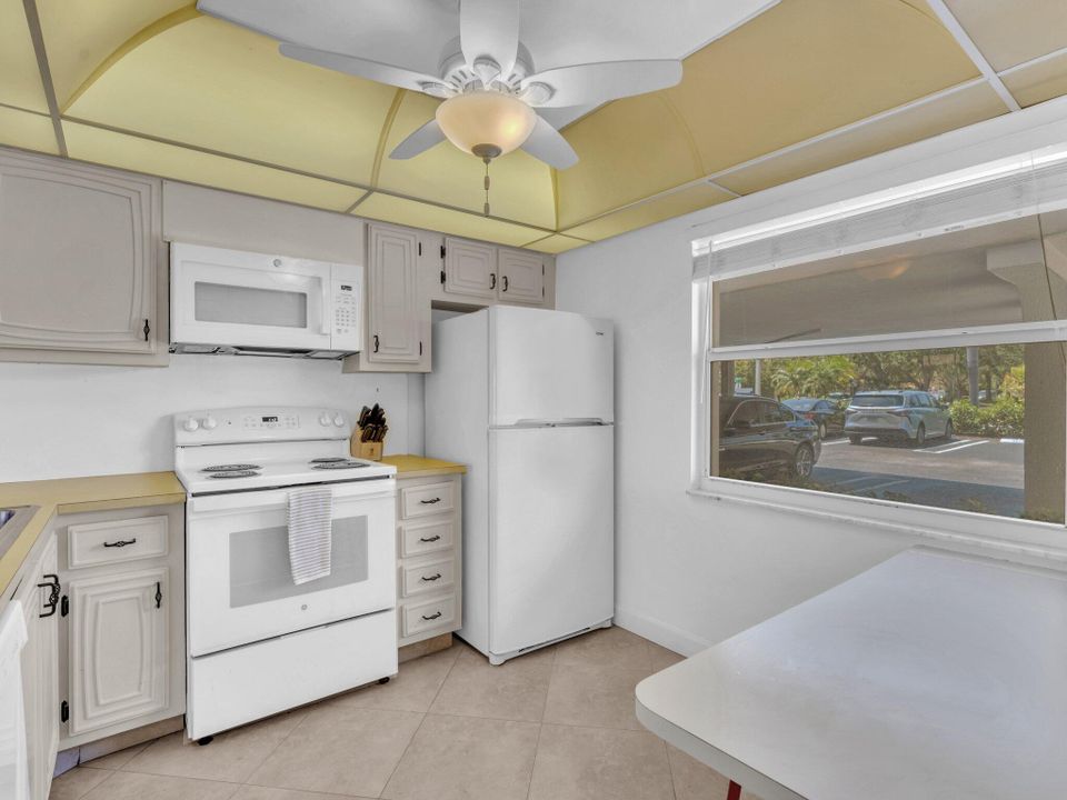 合同活跃: $2,400 (2 贝兹, 2 浴室, 1200 平方英尺)