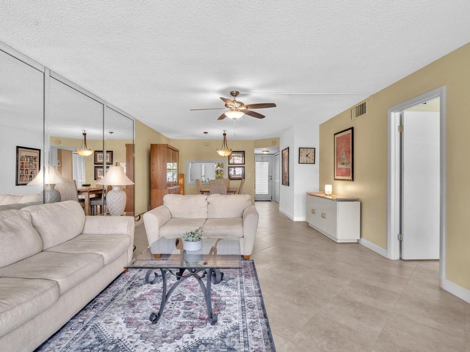 合同活跃: $2,400 (2 贝兹, 2 浴室, 1200 平方英尺)