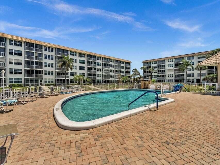 合同活跃: $2,400 (2 贝兹, 2 浴室, 1200 平方英尺)