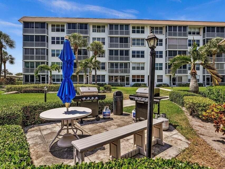 合同活跃: $2,400 (2 贝兹, 2 浴室, 1200 平方英尺)