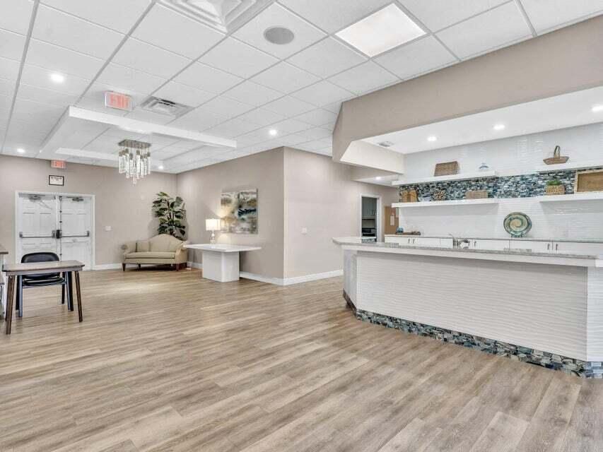 合同活跃: $2,400 (2 贝兹, 2 浴室, 1200 平方英尺)