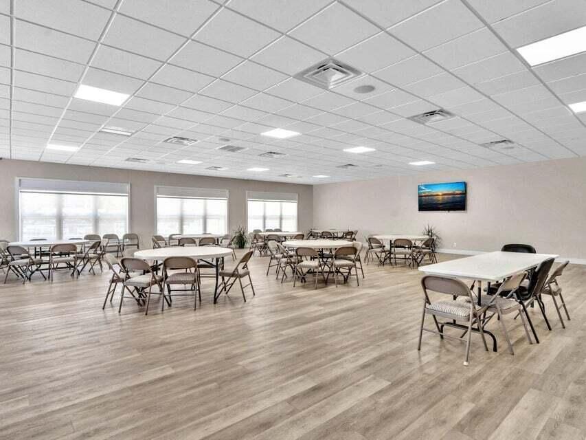 合同活跃: $2,400 (2 贝兹, 2 浴室, 1200 平方英尺)