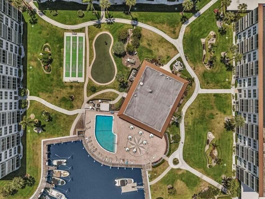 合同活跃: $2,400 (2 贝兹, 2 浴室, 1200 平方英尺)